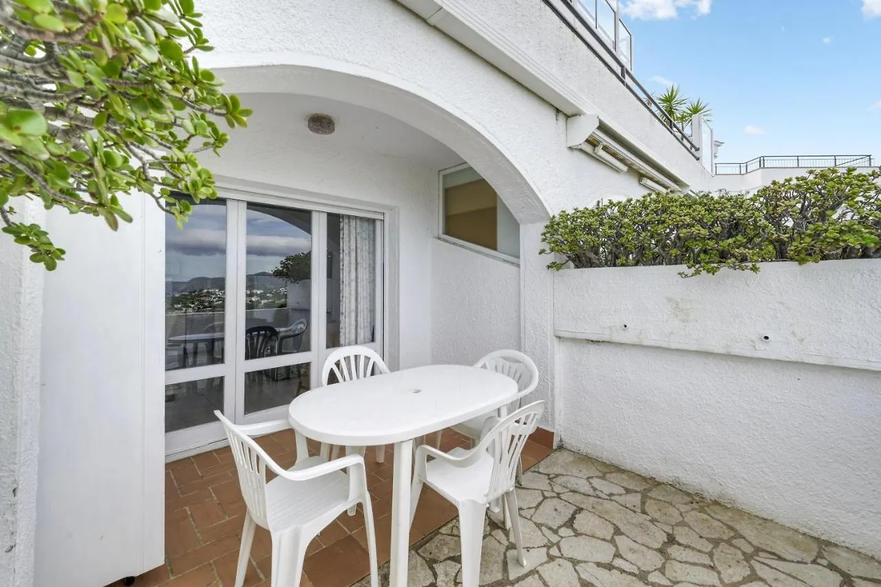 Comfortable Apartment With Sea View And Pool In Llanca 30 M²